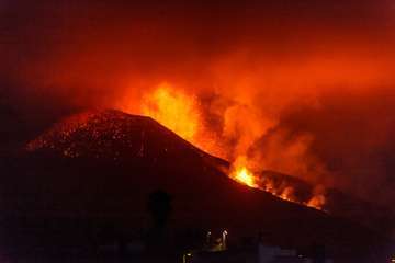 La erupción del volcán de La Palma en la jornada de este sábado por la tarde-noche/Acfi Press.
