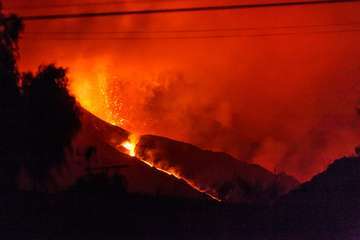 La erupción del volcán de La Palma en la jornada de este sábado por la tarde-noche/Acfi Press.
