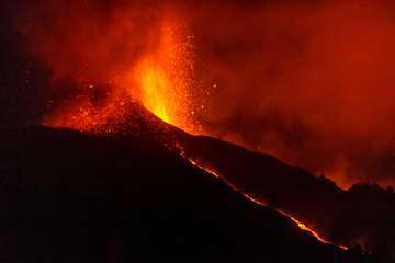 La erupción del volcán de La Palma en la jornada de este sábado por la tarde-noche/Acfi Press.
