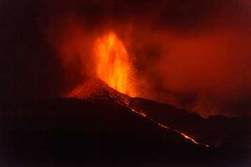 La erupción del volcán de La Palma en la jornada de este sábado por la tarde-noche/Acfi Press.

