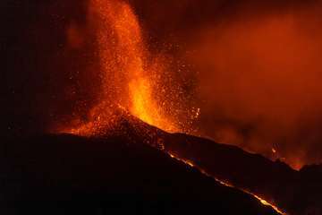 La erupción del volcán de La Palma en la jornada de este sábado por la tarde-noche/Acfi Press.
