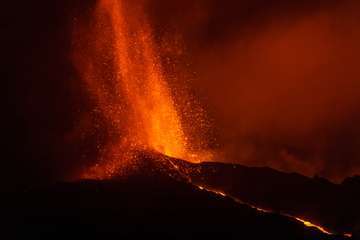 La erupción del volcán de La Palma en la jornada de este sábado por la tarde-noche/Acfi Press.
