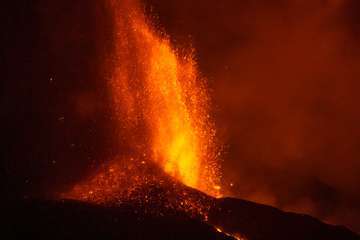 La erupción del volcán de La Palma en la jornada de este sábado por la tarde-noche/Acfi Press.
