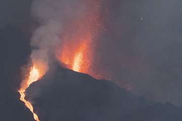 La erupción del volcán de La Palma en la jornada de este sábado por la tarde-noche/Acfi Press.
