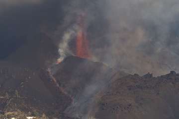 La erupción del volcán de La Palma en la jornada de este sábado por la tarde-noche/Acfi Press.
