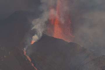 La erupción del volcán de La Palma en la jornada de este sábado por la tarde-noche/Acfi Press.
