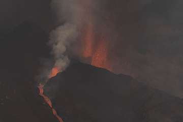 La erupción del volcán de La Palma en la jornada de este sábado por la tarde-noche/Acfi Press.
