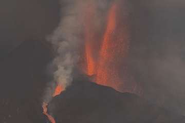 La erupción del volcán de La Palma en la jornada de este sábado por la tarde-noche/Acfi Press.
