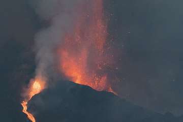 La erupción del volcán de La Palma en la jornada de este sábado por la tarde-noche/Acfi Press.
