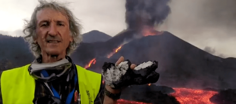 Vicente Soler muestra los restos de sedimentos marinos/CSIC.