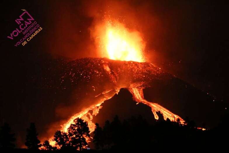 Imagen nocturna de este domingo del volcán de La Palma/Involcan.