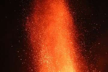 Las coladas de lava se desparraman por el flanco norte del volcán de La Palma/TA.