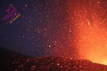 Las coladas de lava se desparraman por el flanco norte del volcán de La Palma/TA.