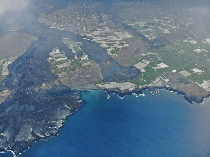 Imagen de las coladas en su aproximación al acantilado/TA.