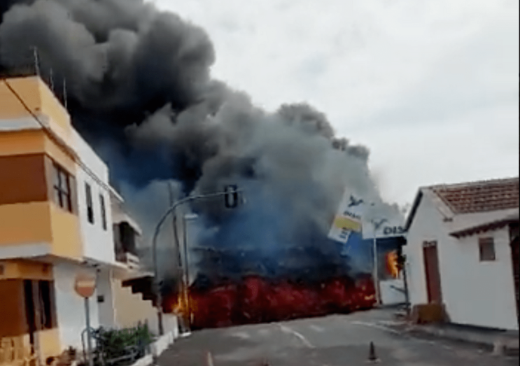 La colada se traga una gasolinera en La Laguna/TA.