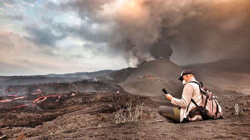 Un geólogo del IGME y piloto de drones supervisando la erupción/IGME.