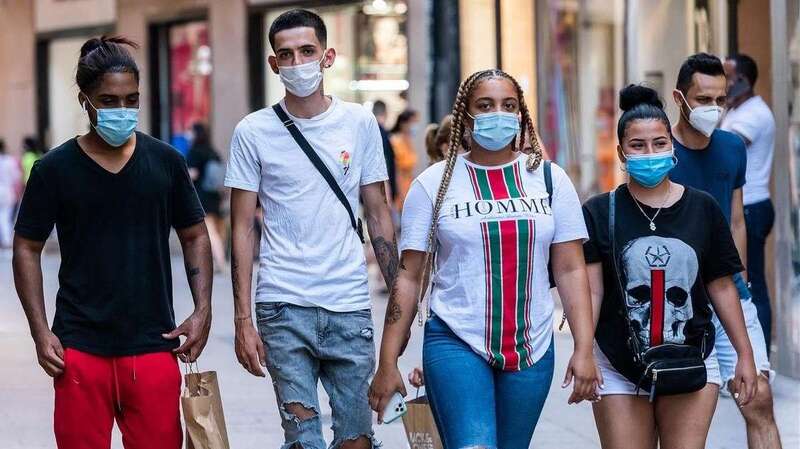 Jóvenes con mascarillas/TA.