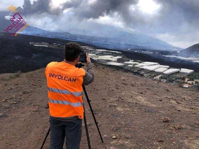 Realizando termografía de las coladas/Involcan.