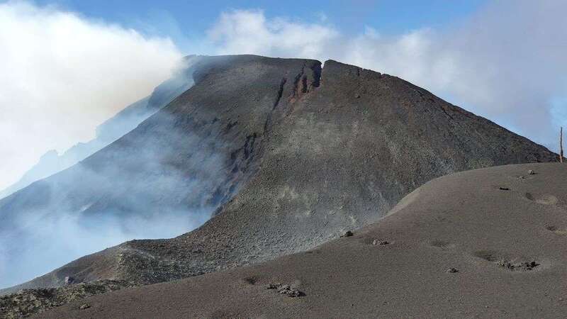 Las grietas detectadas este domingo en el cono principal/IGME.