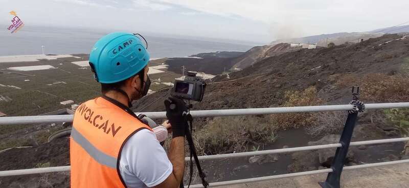 Lava cayendo por el cantil costero/Involcan.