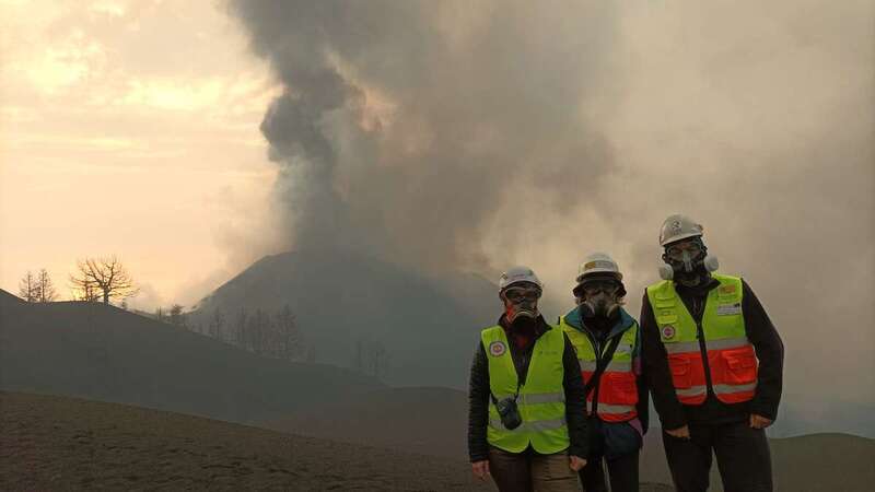 Investigadores del IGME próximos a la erupción volcánica/IGME.