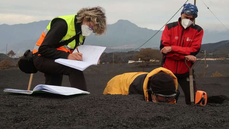 Muestreo de las cenizas del volcán por especialistas del IGME/IGME.