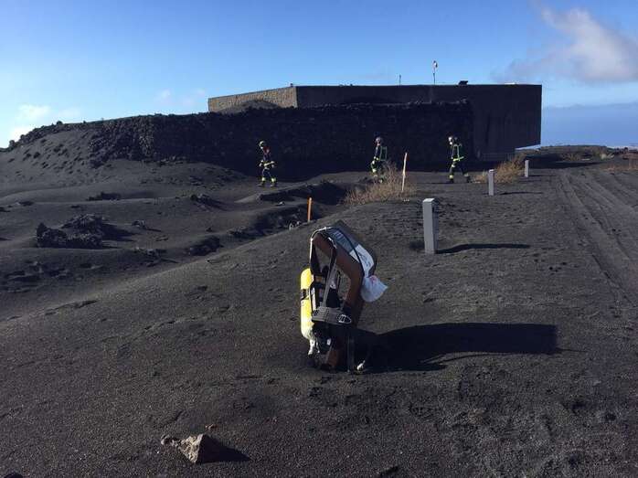 Recogida de muestras en un campo de cenizas/TA.