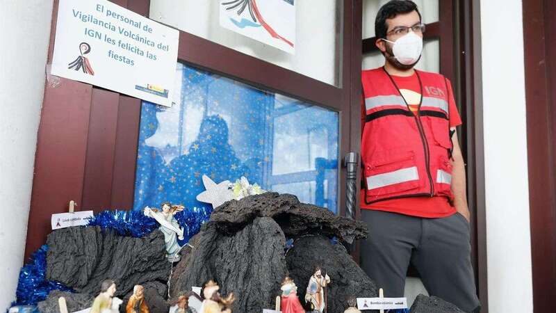 El sismólogo Itaiza Domínguez junto al nacimiento realizado por el Instituto Geológico Nacional (IGN) con material volcánico en la plaza de Tajuya/Cézaro De Luca/Europa Press.