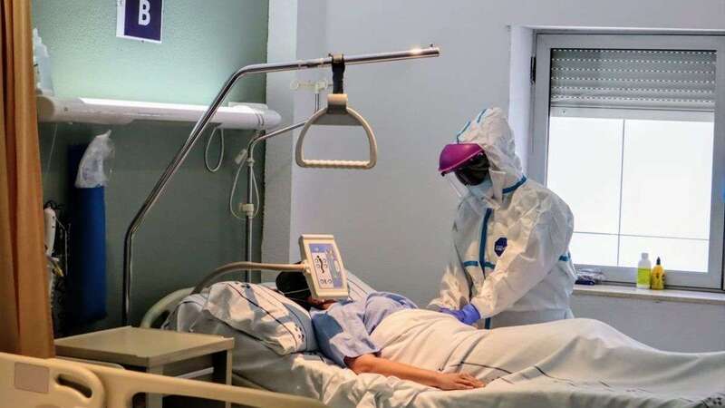 Un paciente con coronavirus, atendido en el Hospital de la Candelaria, en Tenerife/CA.
