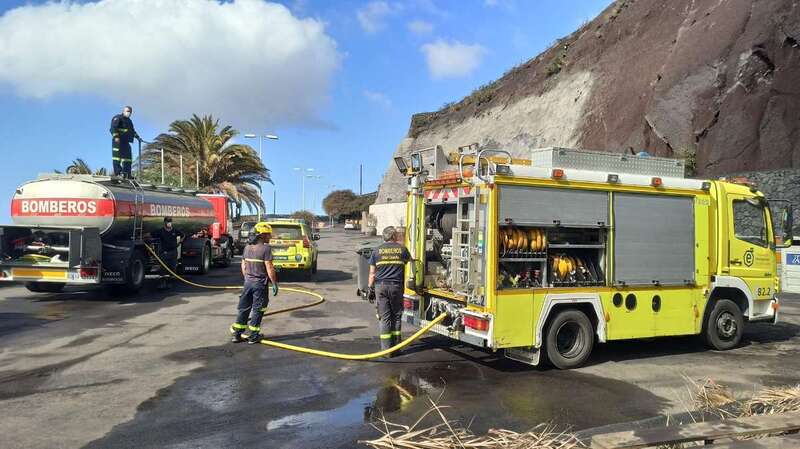 Bomberos de Gran Canaria recargan agua para ayudar en las labores de limpieza / TA