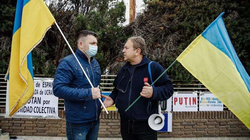Dos hombres con banderas en una concentración ante la embajada rusa en Madrid / Europa Press