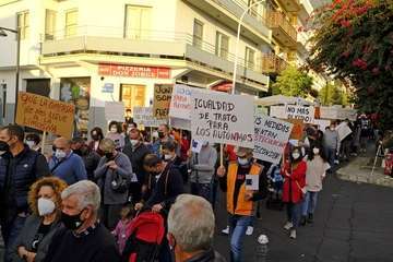 Mil personas exigen en La Palma soluciones para los afectados del volcán/Acfi Press.