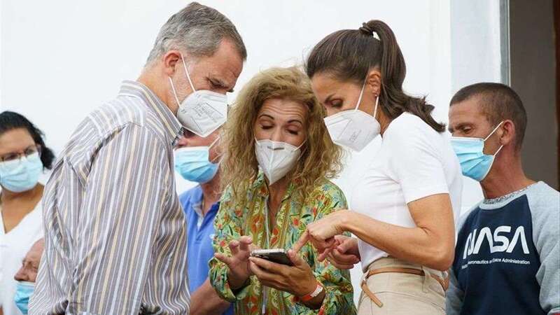 Imagen de archivo de los reyes con una afectada por el volcán/EFE.