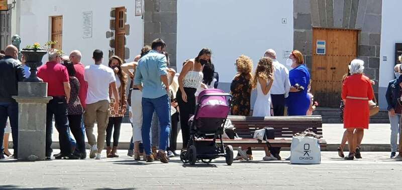 Grupo de persona en la plaza de San Juan/TA.