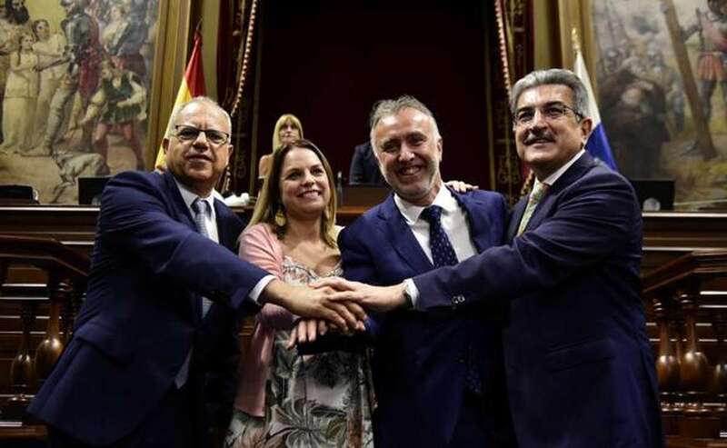 De izq. a dcha los firmantes del Pacto de las Flores: Casimiro Curbelo; Noemí Santana; Ángel Víctor Flores y Román Rodríguez/Arcadio Suárez.