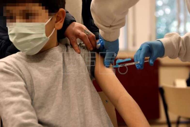 El 84,43 por ciento de la población diana del Archipiélago está inmunizada con la pauta completa de vacunación / EFE