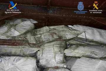  Cinco detenidos en un pesquero con droga apresado en Canarias/TA.