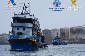  Cinco detenidos en un pesquero con droga apresado en Canarias/TA.