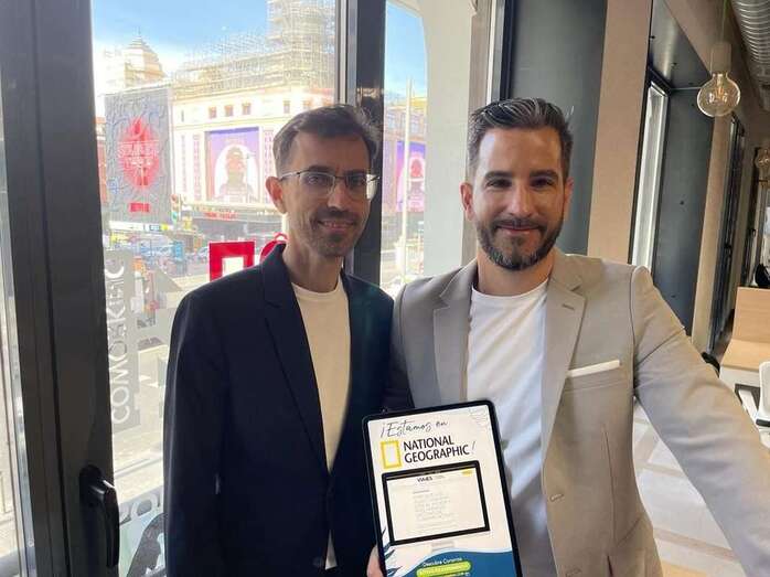 El presidente de Activa Canarias, José Luis Echevarría, muestra la publicación de Viajes National Geographic/TA.