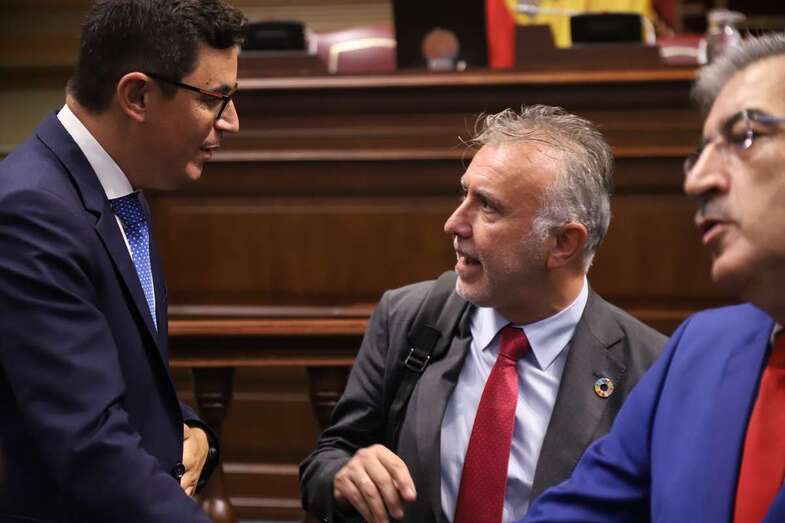 Pablo Rodríguez y Ángel Víctor Torres, en el pleno del Parlamento canario de este martes/Acfi Press.