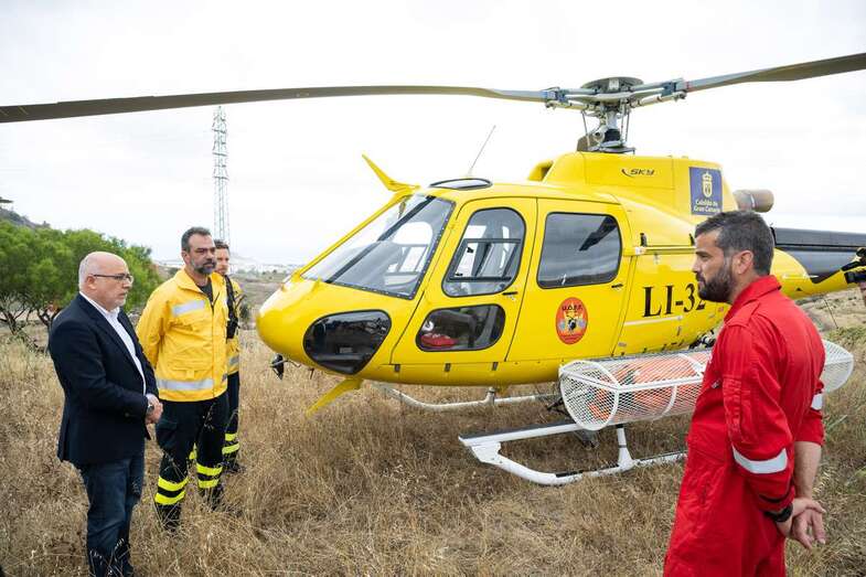 Uno de los dos helicópteros anti incendios del Cabildo partió esta tarde hacia Tenerife / TA