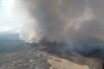El incendio de Los Realejos se acerca al Parque Nacional del Teide/TA.
