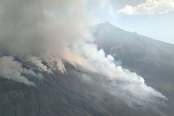 El incendio de Los Realejos se acerca al Parque Nacional del Teide/TA.