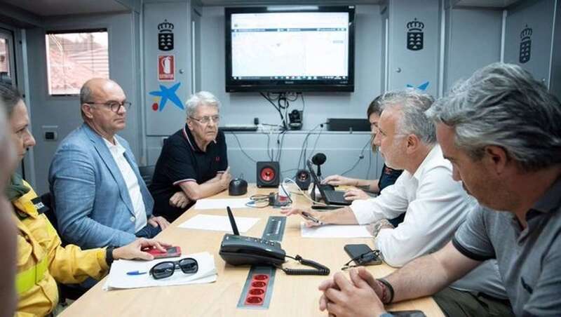 l presidente del Gobierno de Canarias, Ángel Víctor Torres, mantiene una reunión en el Puesto de Mando Avanzado (PMA) para conocer la evolución del incendio/TA.
