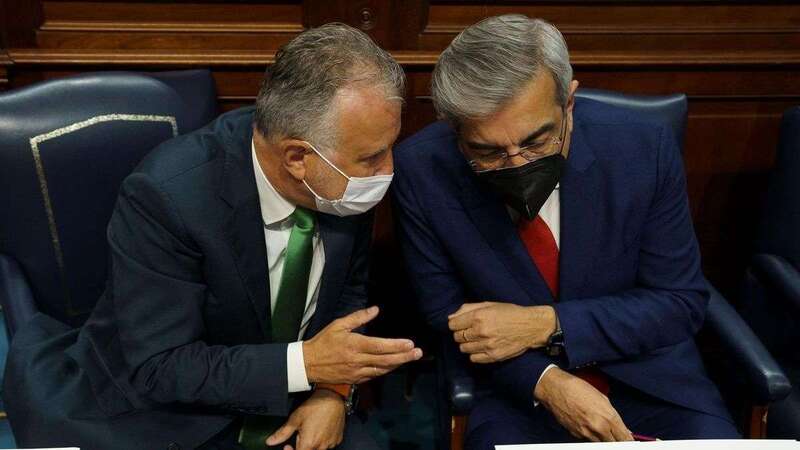 Imagen de archivo de Ángel Víctor Torres y Román Rodríguez, en el Parlamento de Canarias/TA.