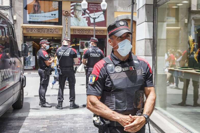 Agente de la Policía Canaria con mascarilla/TA.