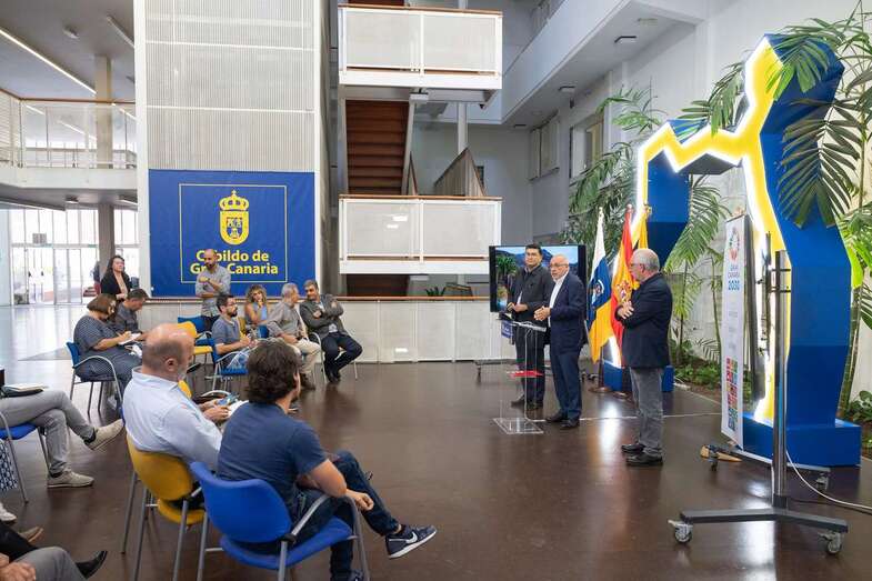 Los servicios de Carreteras, en coordinación con Protección Civil y los ayuntamientos de Gran Canaria, trabajan para devolver la operatividad a las vías dañadas / TA