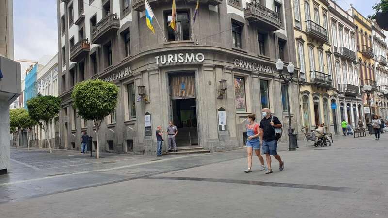 Personas de paseo en la calle de Triana con mascarillas, en una foto de archivo/TA.