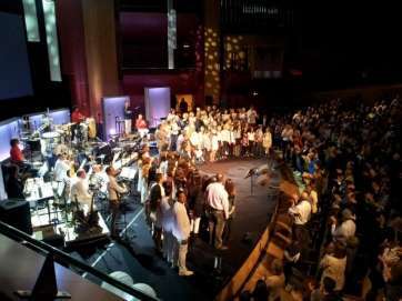 Momento de la actuación de Soront en el arranque del espectáculo musical (Foto TA)