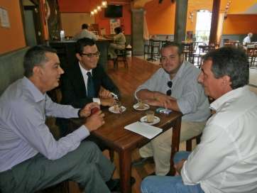 Los dos ediles de Más por Telde, a la derecha de la imagen, con el vicealcalde Pablo Rodríguez y el concejal centrista Mario Torres (Foto TA)